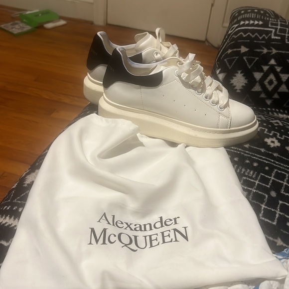 Alexander McQueens - Picture 3 of 3